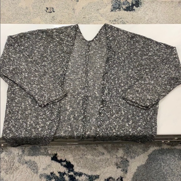 🛍3/$35🛍 ⭐️HP⭐️Brandy Melville Caroline Cardigan - Picture 3 of 8